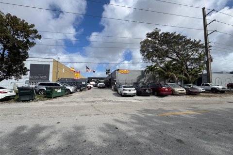 Commercial property in Miami, Florida № 1860264 - photo 4