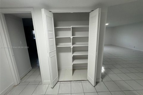 Condominio en venta en Lauderhill, Florida, 2 dormitorios, 101.08 m2 № 2078136 - foto 14