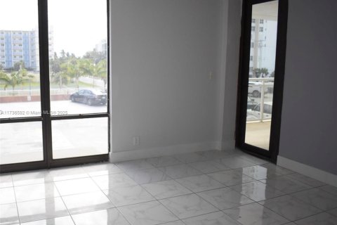 Condo in Hollywood, Florida, 2 bedrooms № 1937940 - photo 19