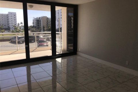 Condo in Hollywood, Florida, 2 bedrooms № 1937940 - photo 25