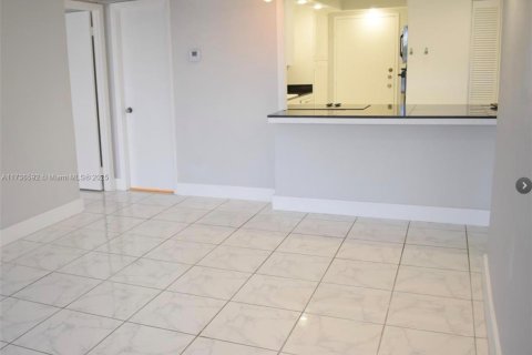 Condo in Hollywood, Florida, 2 bedrooms № 1937940 - photo 20