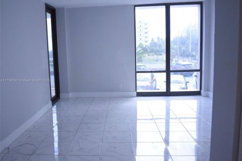 Condo in Hollywood, Florida, 2 bedrooms № 1937940 - photo 27