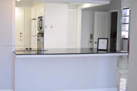 Condo in Hollywood, Florida, 2 bedrooms № 1937940 - photo 21