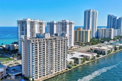 Condo in Hollywood, Florida, 2 bedrooms № 1937940 - photo 1