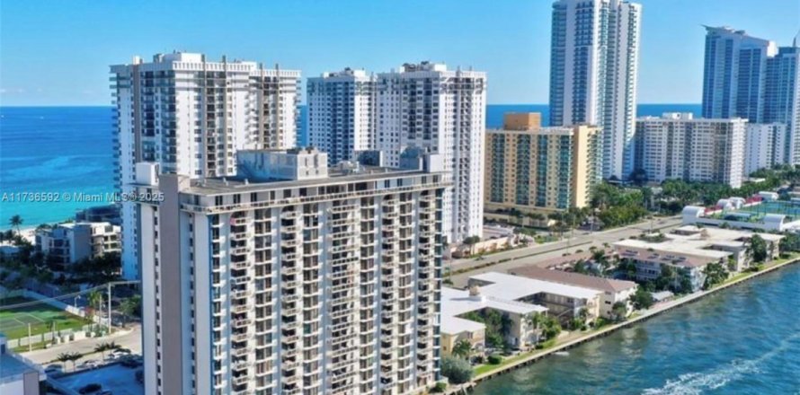 Condo in Hollywood, Florida, 2 bedrooms № 1937940