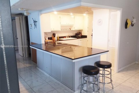 Condo in Hollywood, Florida, 2 bedrooms № 1937940 - photo 23