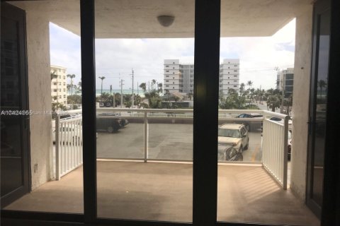 Condo in Hollywood, Florida, 2 bedrooms № 1937940 - photo 24