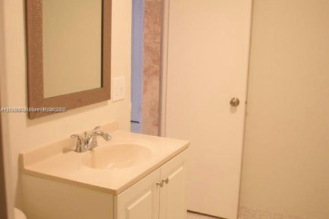 Condo in Hollywood, Florida, 2 bedrooms № 1937940 - photo 30