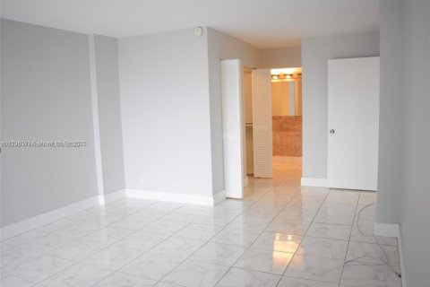 Condo in Hollywood, Florida, 2 bedrooms № 1937940 - photo 29