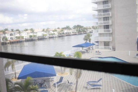 Condo in Hollywood, Florida, 2 bedrooms № 1937940 - photo 28