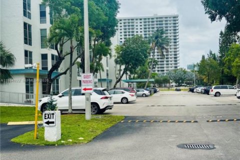 Снять в аренду кондоминиум в Санни-Айлс-Бич, Флорида 1 спальня, 50.54м2, № 2056426 - фото 17