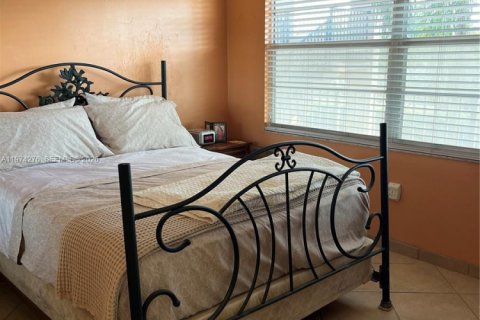 Condo in Pembroke Pines, Florida, 2 bedrooms  № 2036253 - photo 10