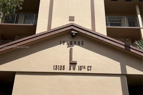 Condo in Pembroke Pines, Florida, 2 bedrooms  № 2036253 - photo 15