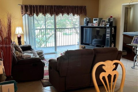 Condo in Pembroke Pines, Florida, 2 bedrooms  № 2036253 - photo 9
