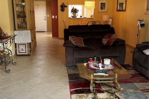 Condo in Pembroke Pines, Florida, 2 bedrooms  № 2036253 - photo 2