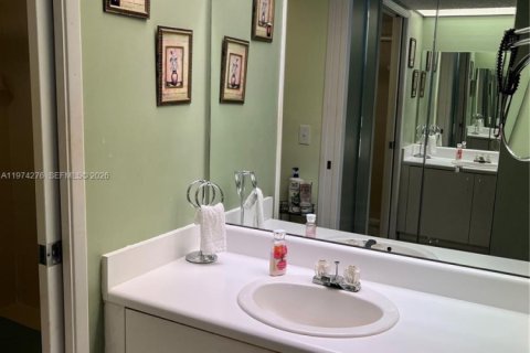 Condo in Pembroke Pines, Florida, 2 bedrooms  № 2036253 - photo 11
