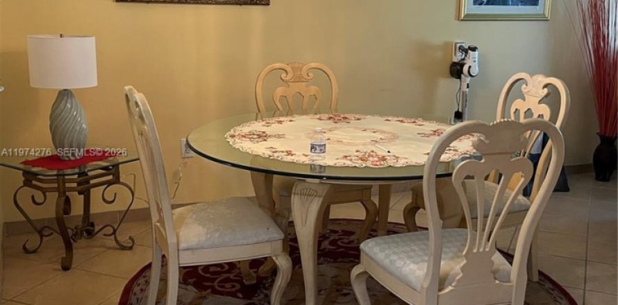 Condo in Pembroke Pines, Florida, 2 bedrooms  № 2036253