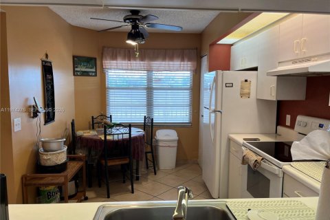 Condo in Pembroke Pines, Florida, 2 bedrooms  № 2036253 - photo 6