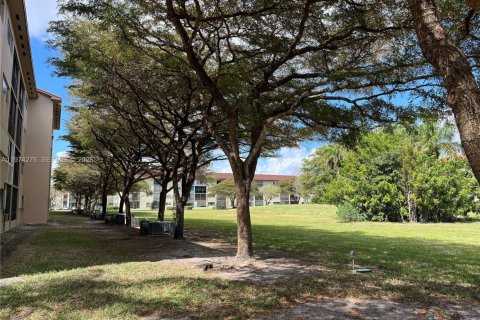 Condo in Pembroke Pines, Florida, 2 bedrooms  № 2036253 - photo 16