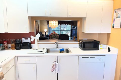 Condo in Pembroke Pines, Florida, 2 bedrooms  № 2036253 - photo 8