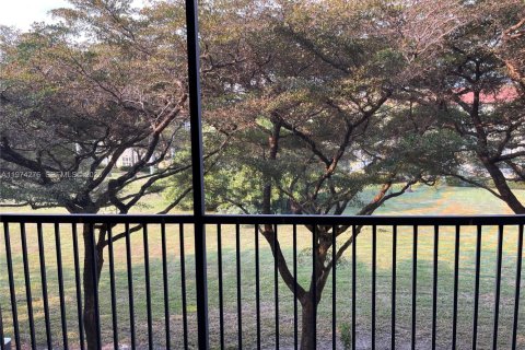 Condo in Pembroke Pines, Florida, 2 bedrooms  № 2036253 - photo 5