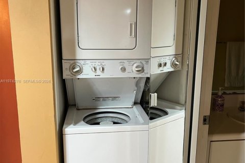 Condo in Pembroke Pines, Florida, 2 bedrooms  № 2036253 - photo 13