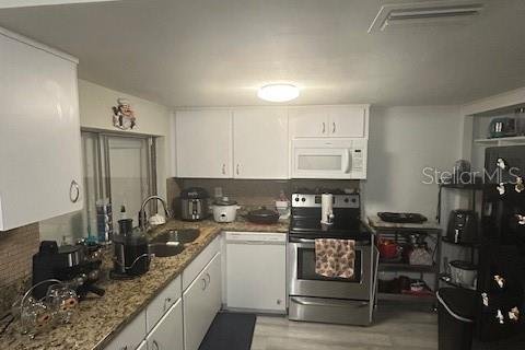 House in New Port Richey, Florida 3 bedrooms, 160.16 sq.m. № 1721770 - photo 2