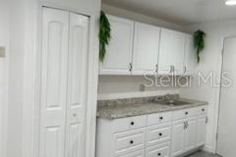 House in New Port Richey, Florida 3 bedrooms, 160.16 sq.m. № 1721770 - photo 9
