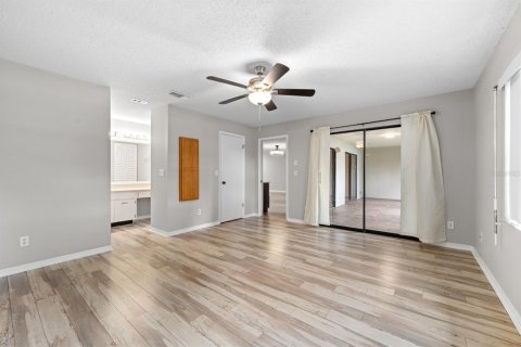 Condo in Sun City Center, Florida, 2 bedrooms № 2208053 - photo 16
