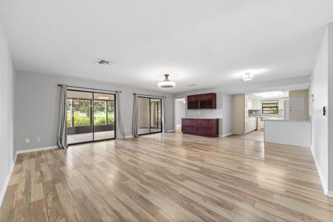 Condo in Sun City Center, Florida, 2 bedrooms № 2208053 - photo 7