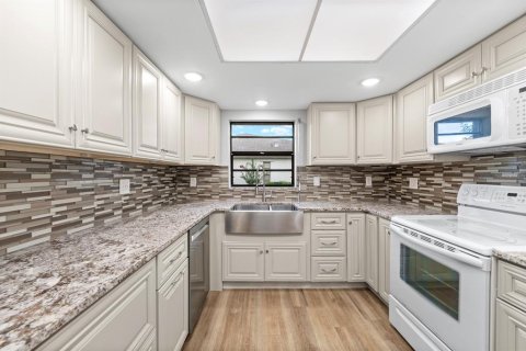 Condo in Sun City Center, Florida, 2 bedrooms № 2208053 - photo 13