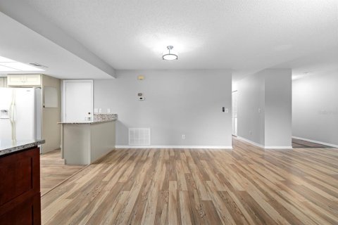 Condo in Sun City Center, Florida, 2 bedrooms № 2208053 - photo 10