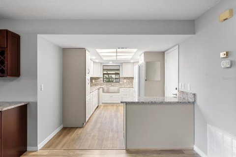 Condo in Sun City Center, Florida, 2 bedrooms № 2208053 - photo 11