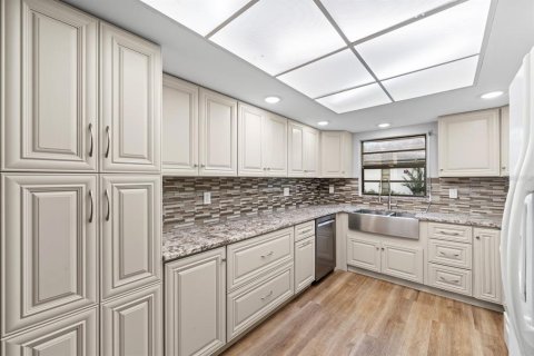 Condo in Sun City Center, Florida, 2 bedrooms № 2208053 - photo 12