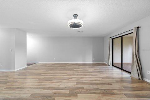 Condo in Sun City Center, Florida, 2 bedrooms № 2208053 - photo 9