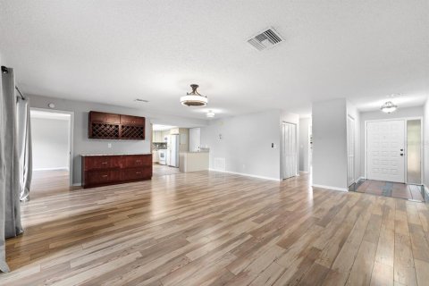 Condo in Sun City Center, Florida, 2 bedrooms № 2208053 - photo 8