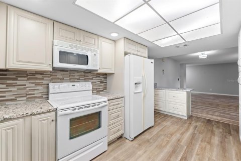 Condo in Sun City Center, Florida, 2 bedrooms № 2208053 - photo 14