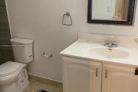 Condo in Hallandale Beach, Florida, 1 bedroom  № 2019181 - photo 8