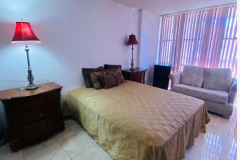 Condo in Hallandale Beach, Florida, 1 bedroom  № 2019181 - photo 12