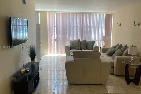 Condo in Hallandale Beach, Florida, 1 bedroom  № 2019181 - photo 10