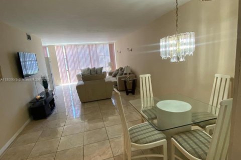 Condo in Hallandale Beach, Florida, 1 bedroom  № 2019181 - photo 15