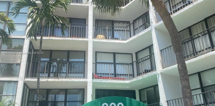 Condo in Hallandale Beach, Florida, 1 bedroom  № 2019181