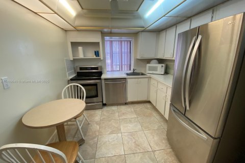 Condo in Hallandale Beach, Florida, 1 bedroom  № 2019181 - photo 5