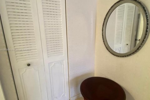 Condo in Hallandale Beach, Florida, 1 bedroom  № 2019181 - photo 21
