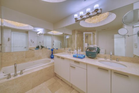 Condo in Aventura, Florida, 2 bedrooms  № 2016894 - photo 20