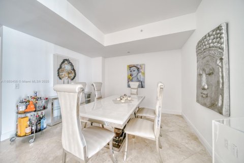 Condo in Aventura, Florida, 2 bedrooms  № 2016894 - photo 13