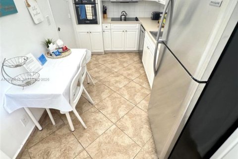 Copropriété à louer à Hollywood, Floride: 1 chambre, 81.2 m2 № 2025783 - photo 17