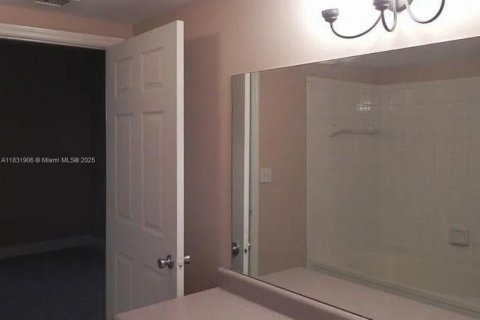 Condo in Pembroke Pines, Florida, 2 bedrooms  № 1809737 - photo 10