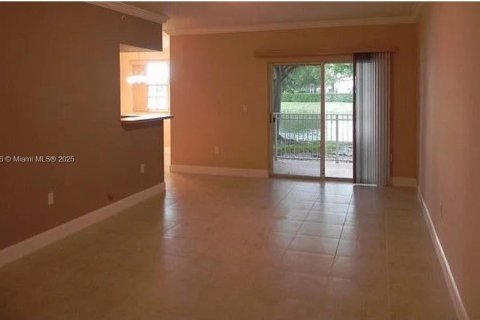Condo in Pembroke Pines, Florida, 2 bedrooms  № 1809737 - photo 1