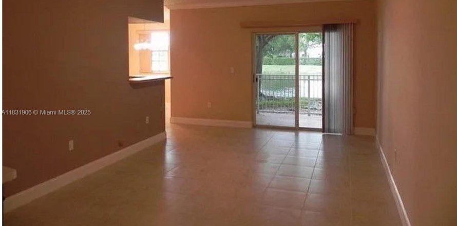 Condo in Pembroke Pines, Florida, 2 bedrooms № 1809737